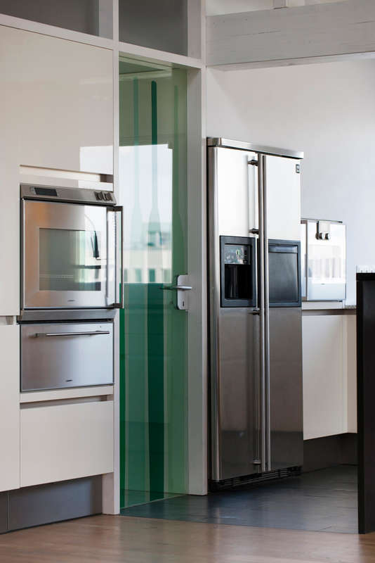 Integrierte Küchenvorratsschränke, hochgebauter Backofen mit Wärmeschublade und Dampfgarer.