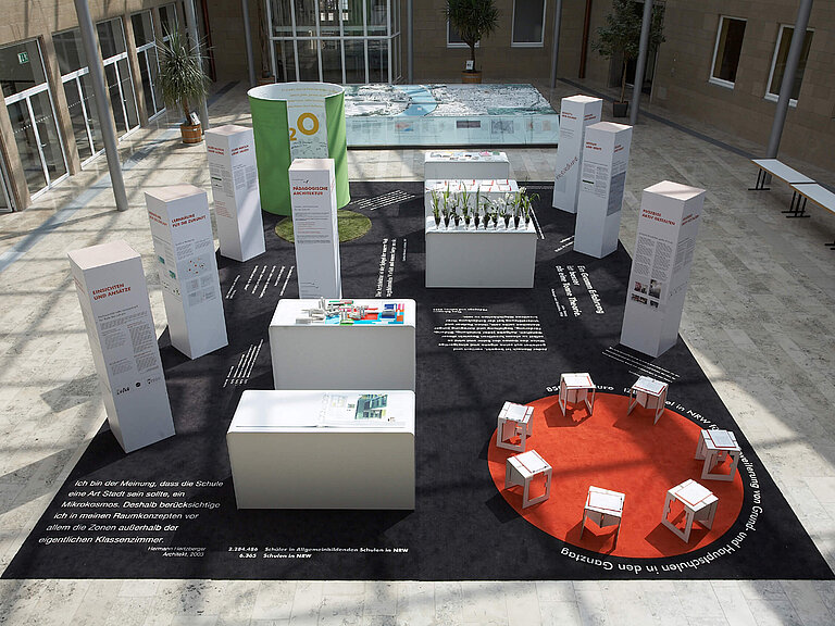 Pädagogische Architektur. Ausstellung im Spanischen Bau Köln.