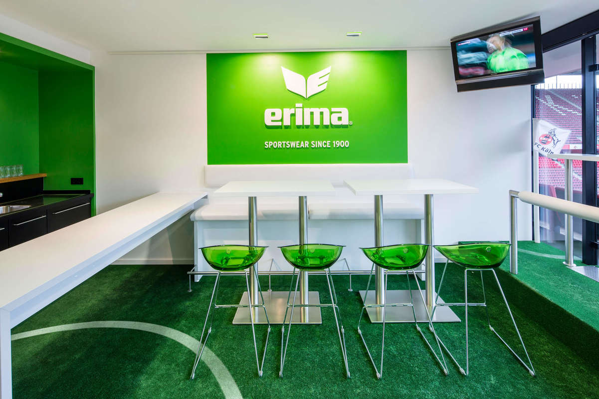 ERIMA-Loge im Rheinenergiestadion in frischen grünen Corporate-Design-Farben.