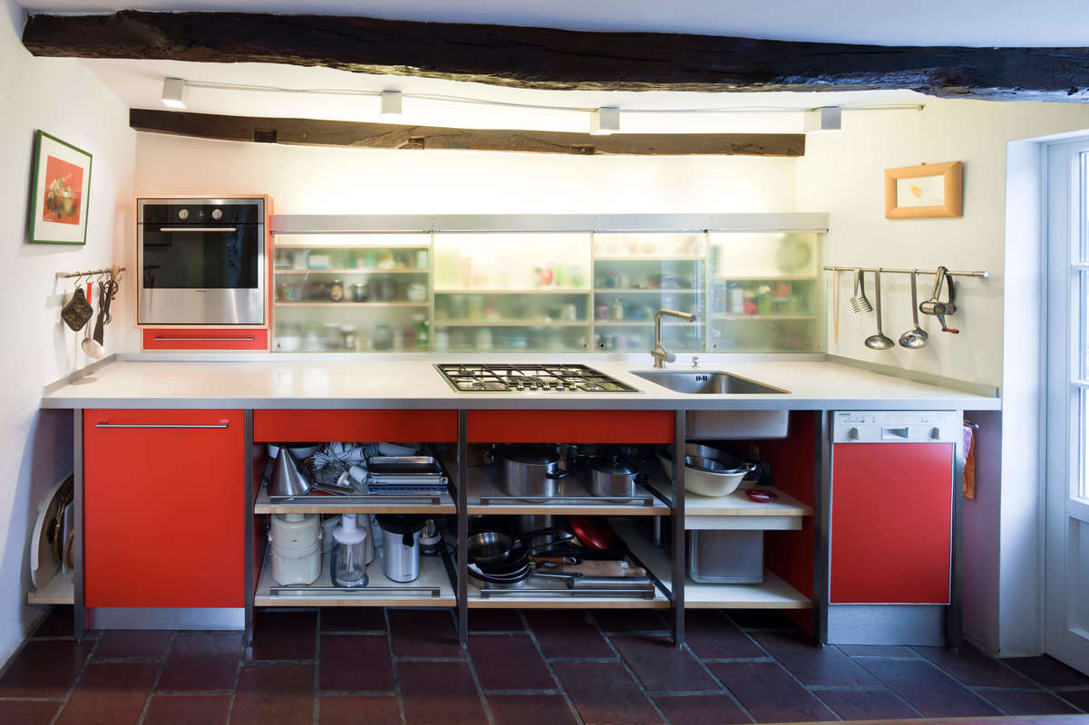 „Altes und Neues verschränkt sich“. Moderne Küche in altem Fachwerkhaus.
