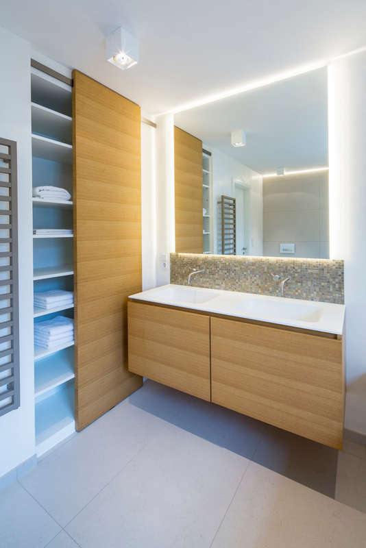 Platzsparender Wandschrank in einem Badezimmer aus Eiche mit furniertem wasserfesten Sperrholz.