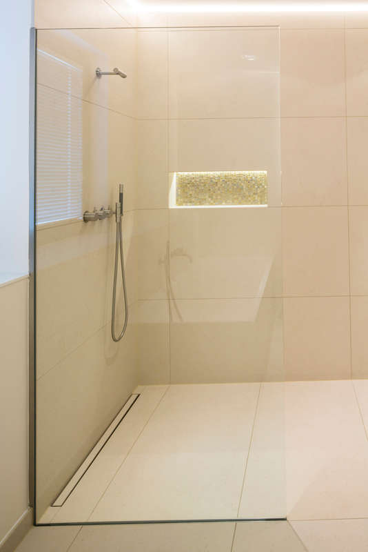 Walk-In Dusche mit Brausemischkombination von Arne Jacobsen